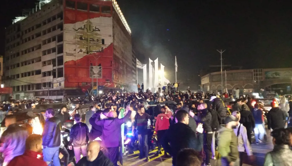 بالفيديو - احتفالات شمال لبنان بدخول الفصائل السورية المسلحة مدينة حمص