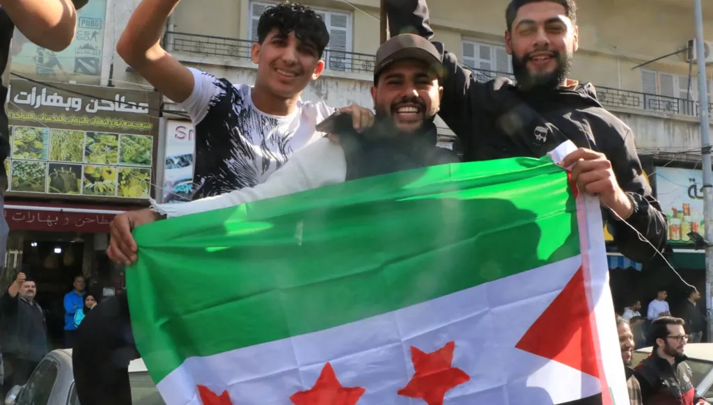 في لبنان... ردود الأفعال الشعبية على رحيل الأسد (صور وفيديو)