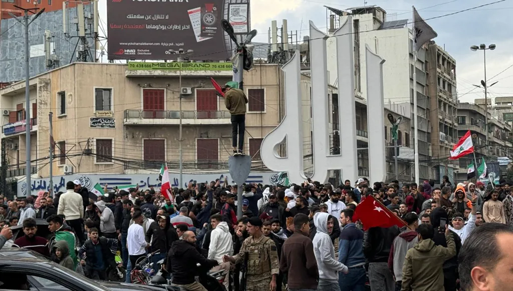 في لبنان... ردود الأفعال الشعبية على رحيل الأسد (صور وفيديو)