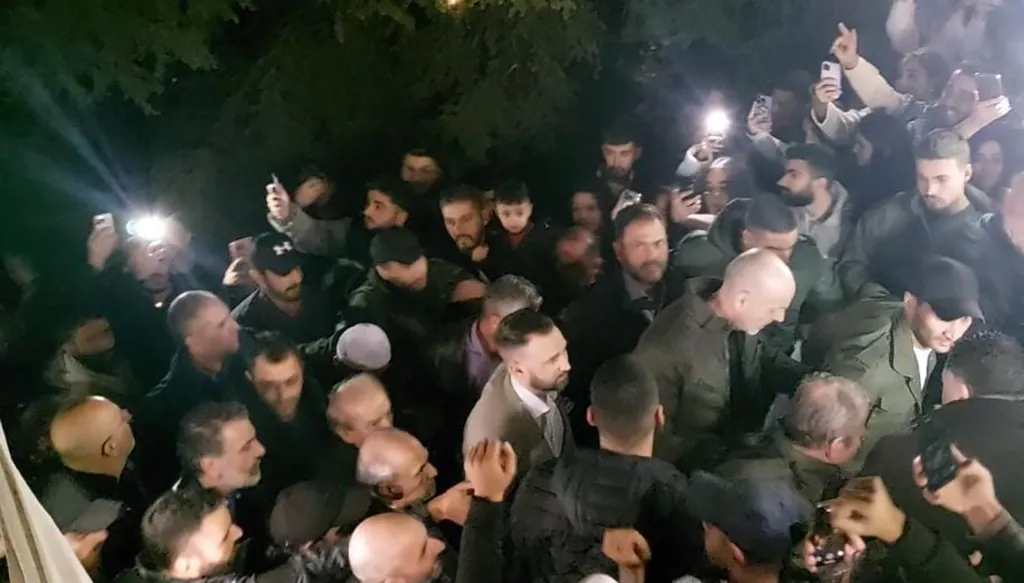 بعد سقوط النظام السوري... تيمور جنبلاط يزور ضريح جده "المعلم"