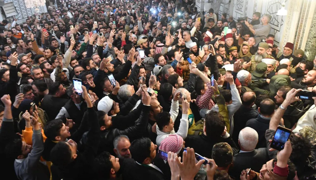 بالفيديو والصور - "النهار" من باحة الجامع الأموي... آلاف السوريين يتجمعون في أول صلاة جمعة بعد سقوط الأسد