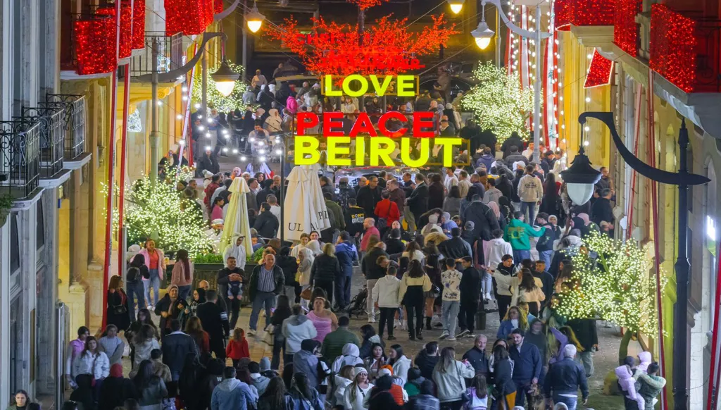 بالصور- بيروت تنهض بعد الحرب احتفاءً بالميلاد... وتُضيء شجرة العيد