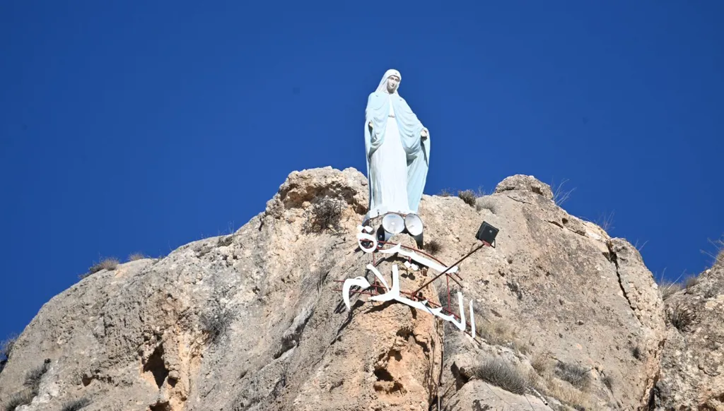 5 عند الخامسة: "صناع الأمل" وقرع الأجراس في معلولا... إسرائيل تُوسّع الاستيطان في الجولان