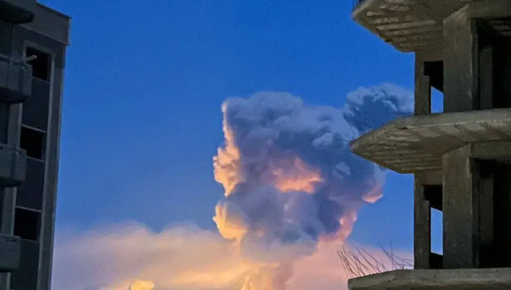 غارات إسرائيلية عنيفة تهزّ ليل طرطوس في الساحل السوري... وتتسبّب بهزة أرضية بقوّة 3 درجات! (فيديو)