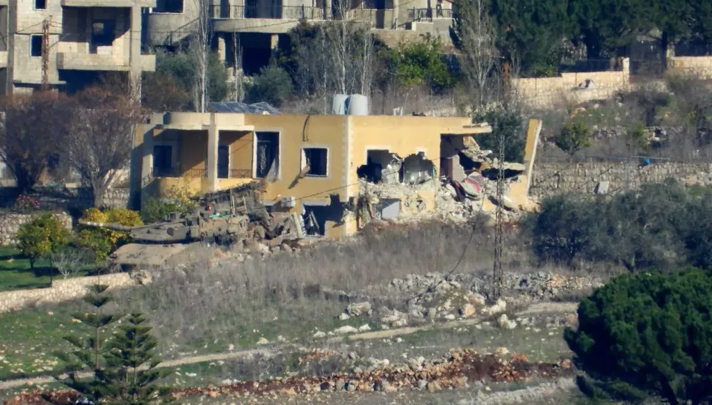 الجيش الإسرائيلي يتوغّل في ديرميماس جنوب لبنان بالجرافات والآليات العسكرية (صور)