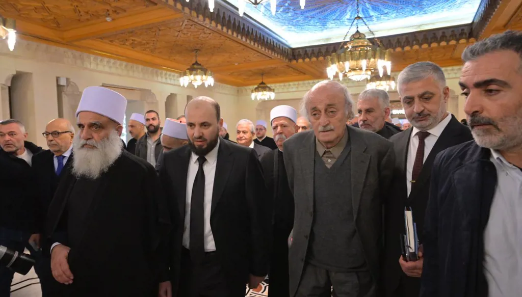 لأول مرة... الشرع يرتدي ربطة عنق خلال استقباله وليد جنبلاط في دمشق (صور)