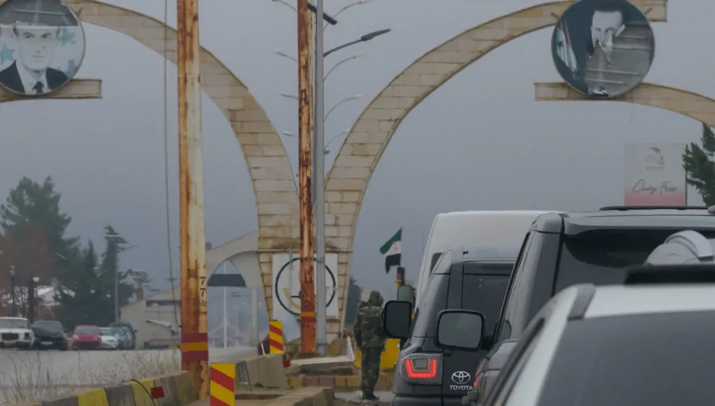 رفع العلم السوري الجديدة على نقطة جديدة يابوس الحدودية بين لبنان وسوريا (تصوير نبيل اسماعيل- دمشق).