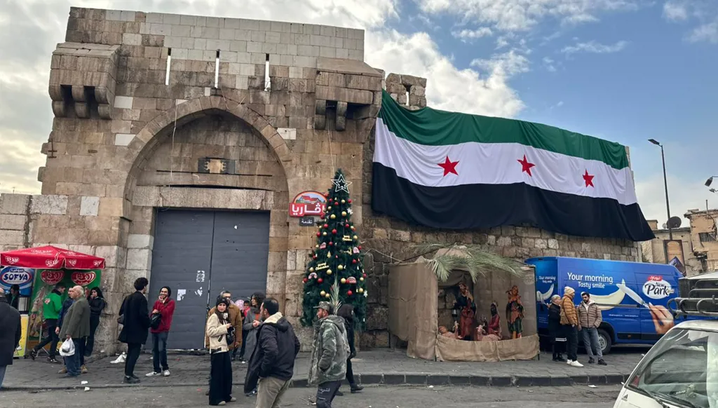 شجرة الميلاد في حماة شرارة فجّرت المخاوف… و"الهيئة" تتّخذ "إجراءات عاجلة" (فيديو وصور)
