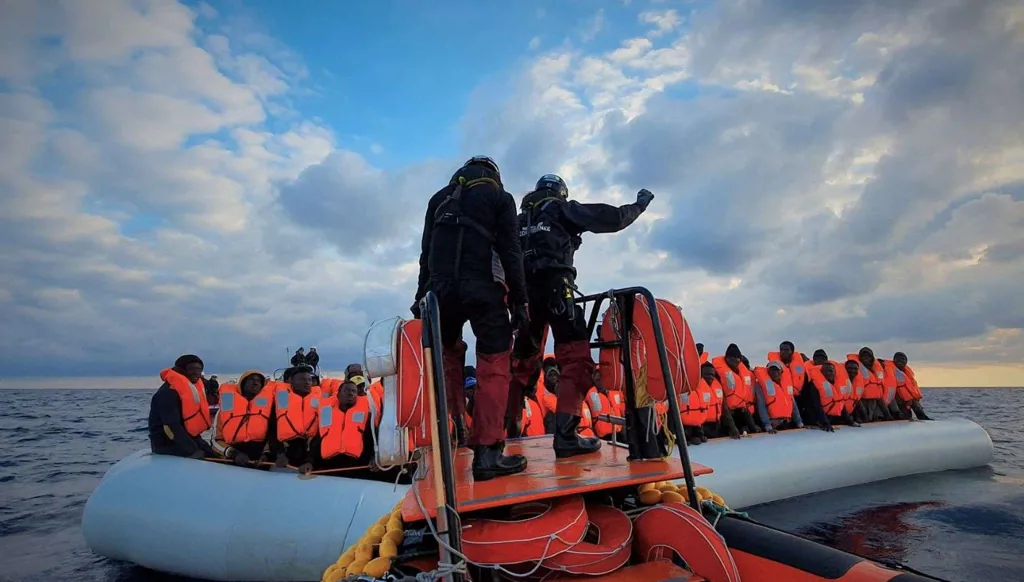 إنقاذ عدد من المهاجرين.