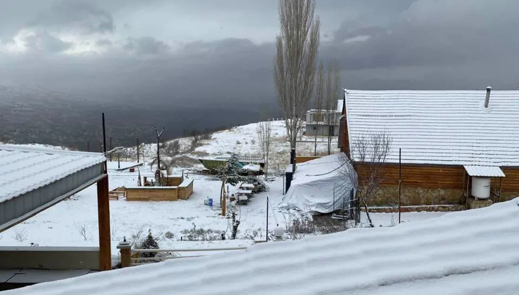 المنخفض الجويّ يشتدّ في لبنان وانخفاض بالحرارة... أيّ طرق جبلية مقطوعة بالثلوج؟