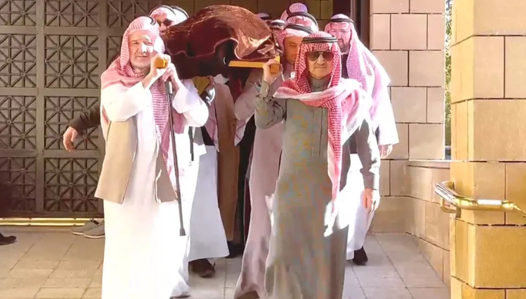 بالصور- وداع الأميرة الراحلة منى رياض الصلح في الرياض بمشاركة نجلها الوليد بن طلال