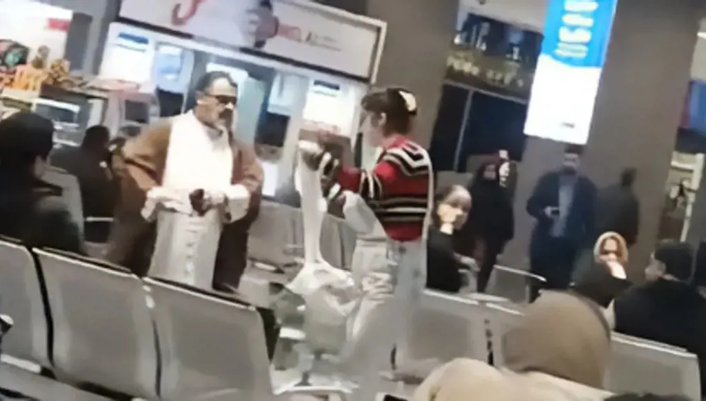 سيّدة إيرانية طلب منها رجل دين ارتداء الحجاب فانتزعت عمامته: عندك غيرة؟ (فيديو)