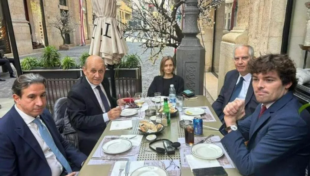 خلال استراحة الجلسة... لودريان والسفير الفرنسي يتناولان الغداء في مقهى Paul بوسط بيروت