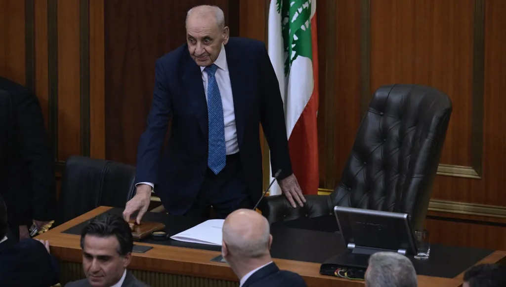 برّي خلال توزيع الأوراق لبدء اقتراع النواب: "مش رح اضهر من هون... رح ابقى هون"