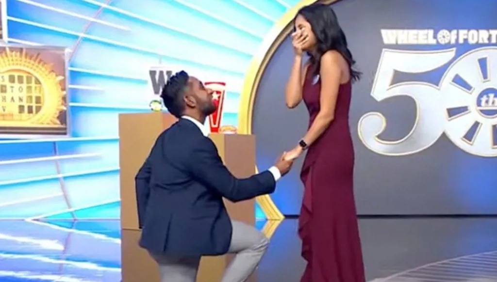 خدعة في برنامج "عجلة الحظ" تنتهي بطلب زواج على الهواء (فيديو)