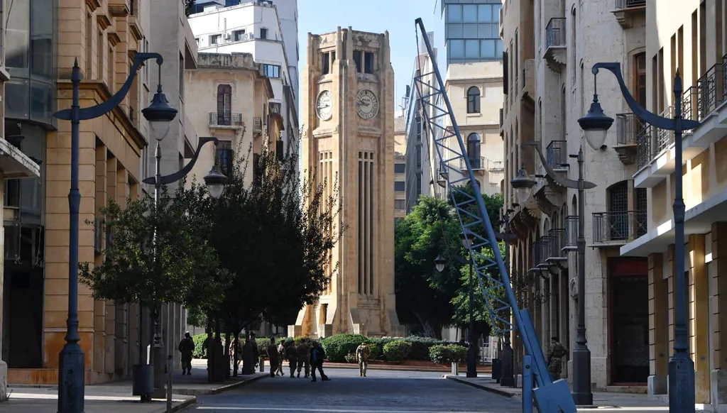 5 عند الخامسة: رئيس وزراء قطر يلتقي الشرع وإصابة البابا فرنسيس... مَن هي نجاة شرف الدين؟