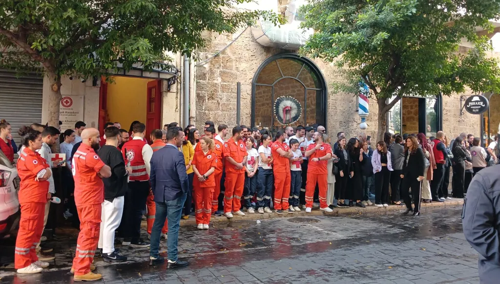 فريق عمل الصليب الأحمر اللبناني ينتظر وصول ماكرون إلى مركزه في منطقة الجميزة بالعاصمة بيروت