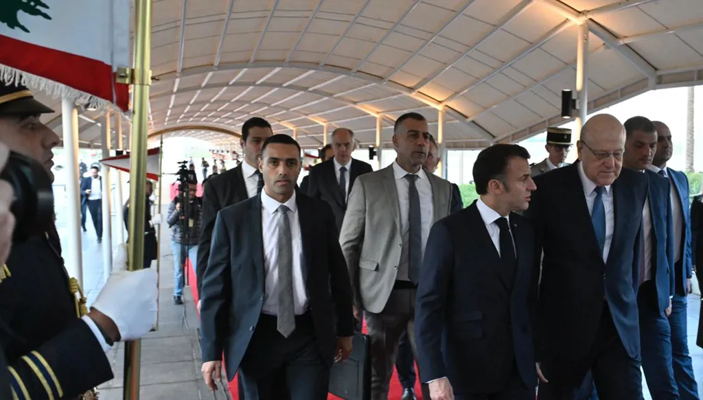 ميقاتي يستقبل ماكرون في صالون الشرف بمطار بيروت حيث يعقدان لقاءً ثنائيّاً