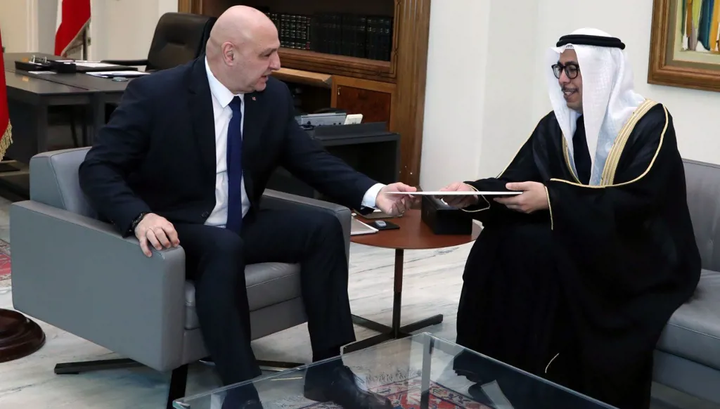 عون: أتعاطى مع مختلف القضايا من "فوق الطاولة" ورئيس الجمهورية هو الحكم