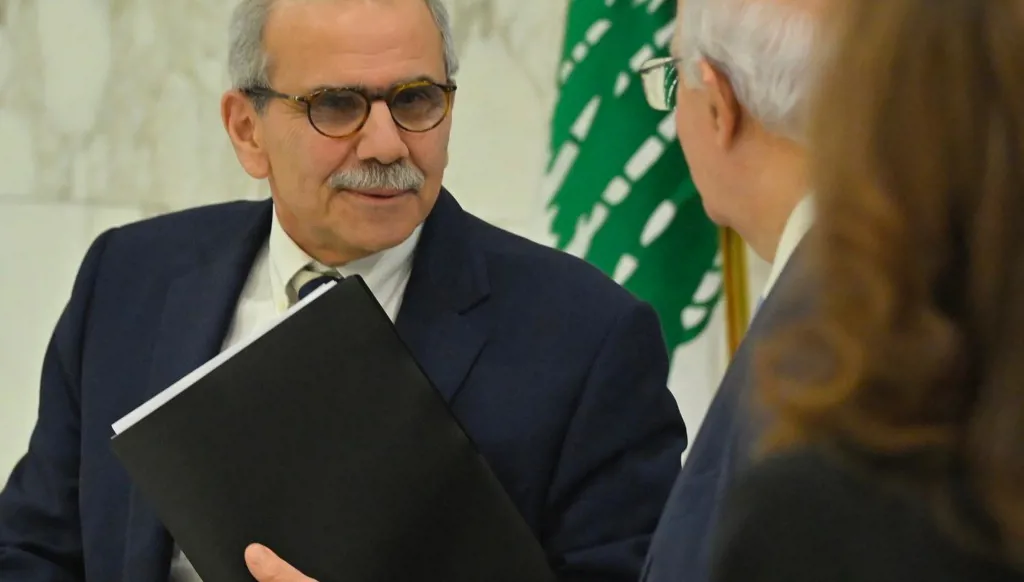 لحظة مغادرة الرئيس المكلّف قصر بعبدا من دون الإدلاء بتصريح