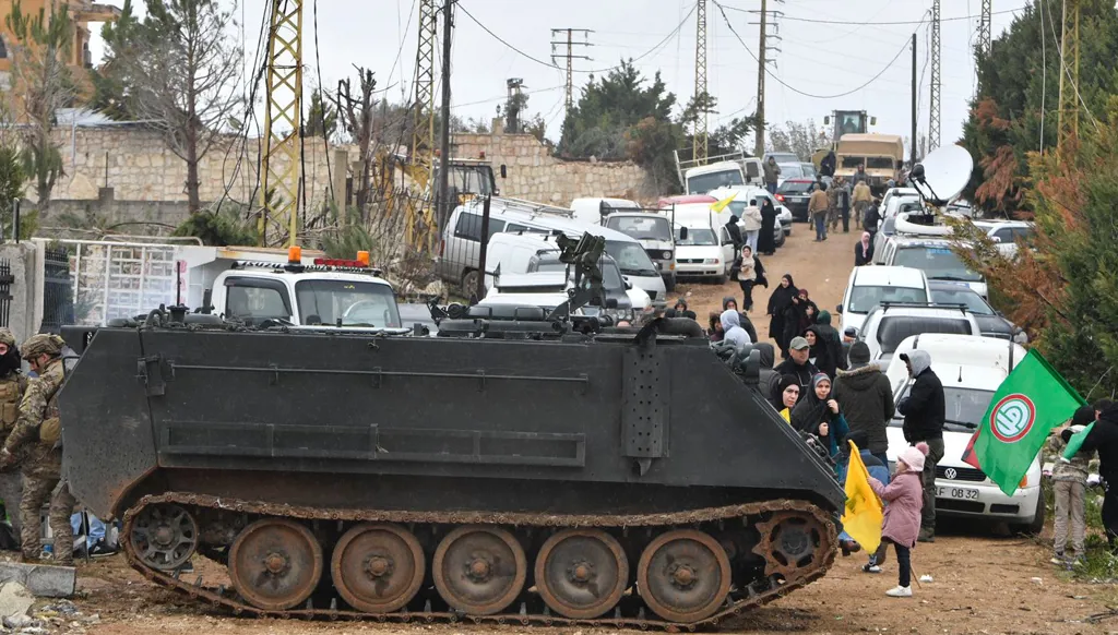 بالصور- الجيش اللبناني ينتشر في بلدات رب ثلاثين وطلوسة وبني حيان... وإصابة جنود بانقلاب آليّتَين