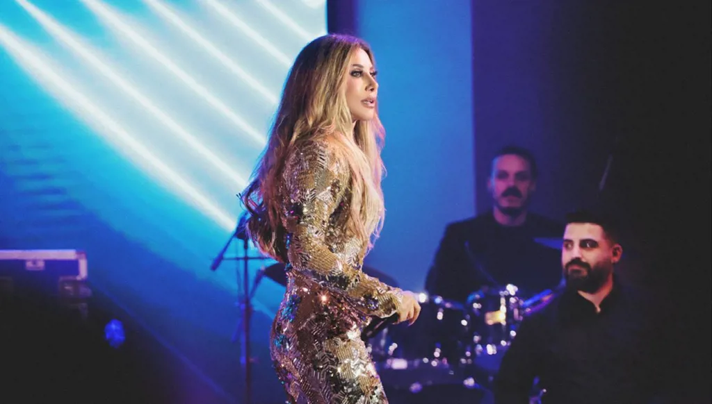 نجوى كرم تسقط على المسرح خلال الدبكة (فيديو)