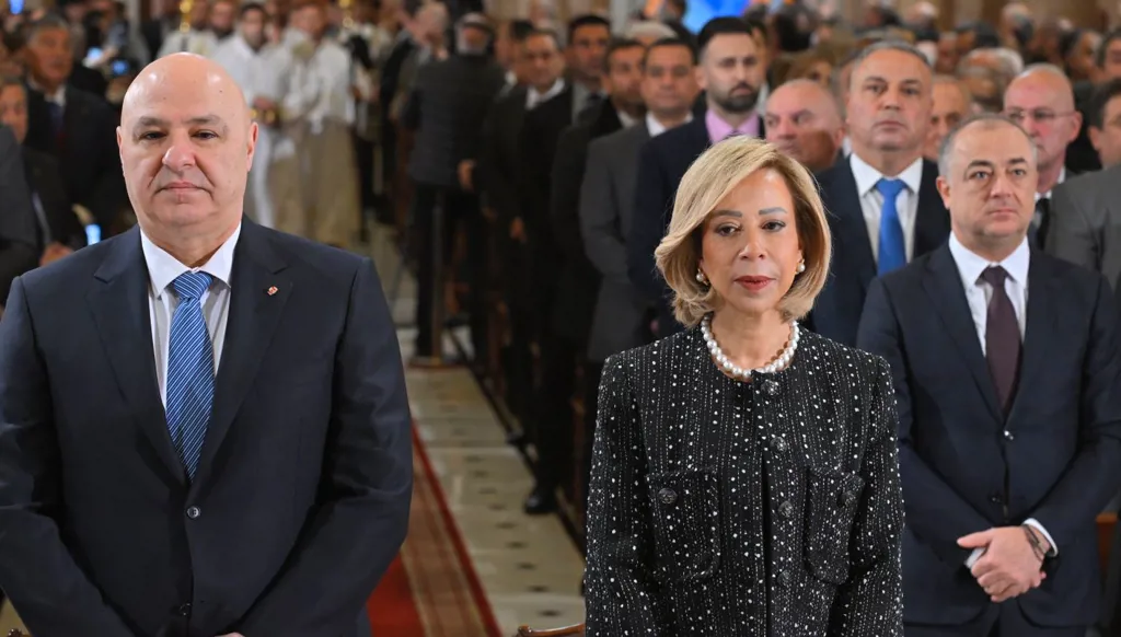 السيدة الأولى نعمت عون... الكلاسيكية الراقية بتوقيع إيلي صعب (صور)