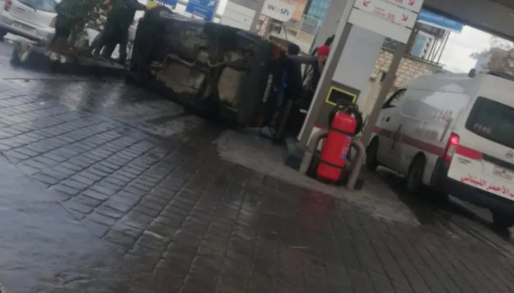 بالصورة - سيّارة تقتحم محطة محروقات في لبنان