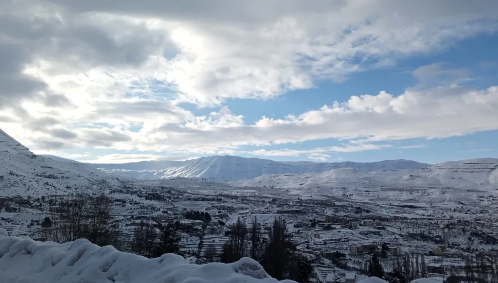 البياض يغطّي المرتفعات في لبنان... طرق مقطوعة وأخرى سالكة (صور)