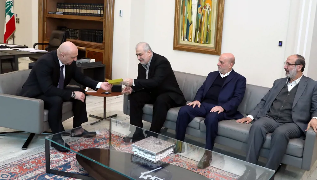 الرئيس اللبناني تسلّم دعوة إلى تشييع نصرالله وصفي الدين