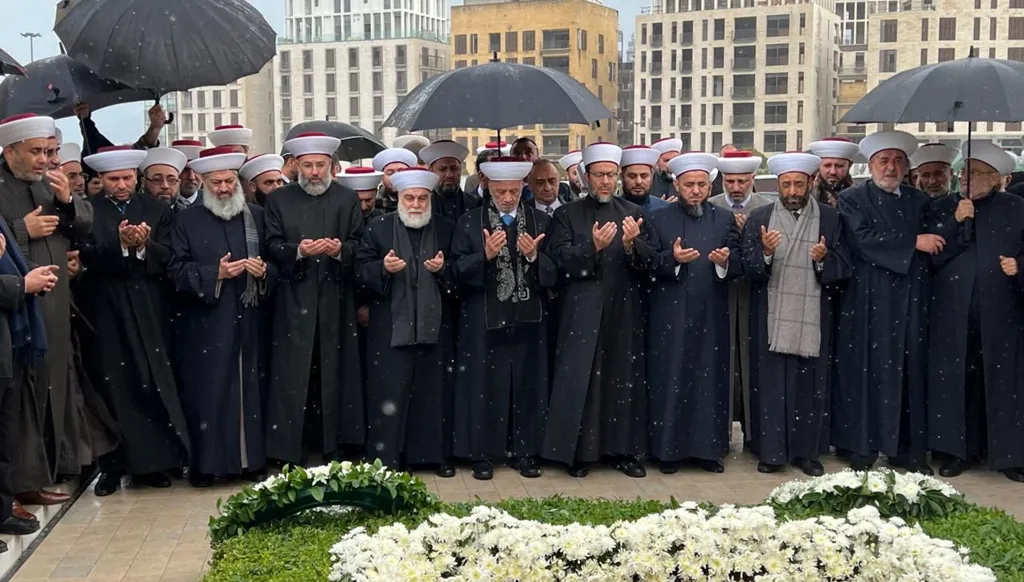 بالصور- دريان زار ضريح الحريري: ممارساته الوطنية والسياسية تجاوزت الخنادق المذهبية والكهوف الطائفية