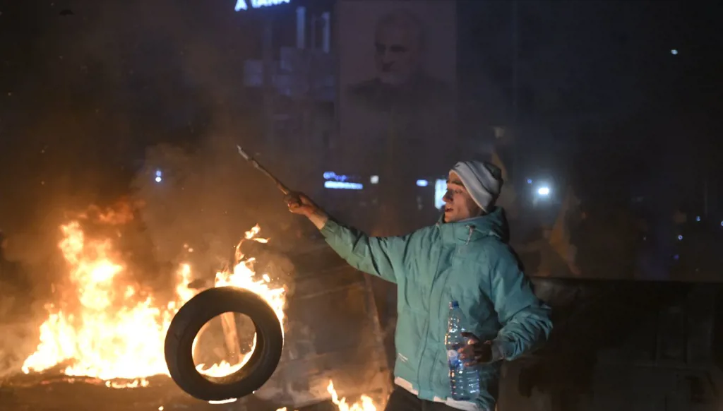 أزمة الطائرة الإيرانية: غضب وقطع طرقات وإطارات مشتعلة في بيروت