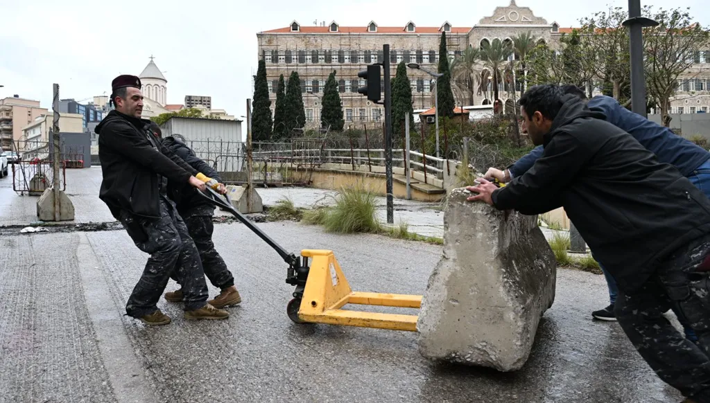 بالصور- مواصلة رفع العوائق الاسمنتية من محيط السرايا الحكومية في وسط بيروت