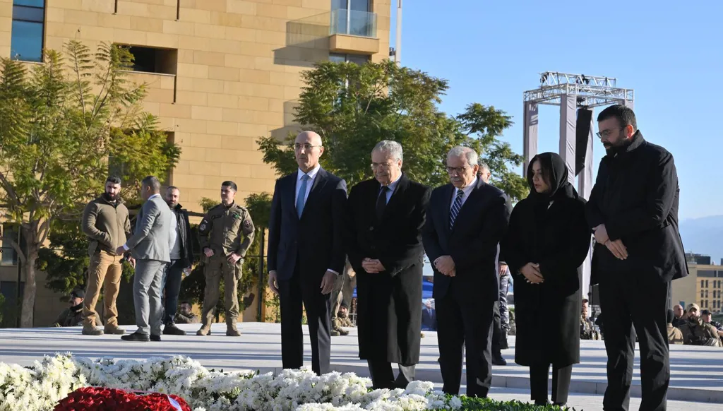 الرئيس نواف سلام يزور ضريح الرئيس الحريري برفقة الأمين العام لتيار "المستقبل" أحمد الحريري (تصوير نبيل اسماعيل)