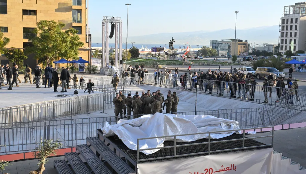 التحضيرات متواصلة لإحياء الذكرى العشرين لاستشهاد الرئيس رفيق الحريري في ساحة الشهداء (تصوير نبيل اسماعيل)