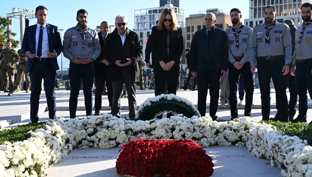 السفيرة الأميركية ليزا جونسون تزور ضريح الرئيس الشهيد رفيق الحريري (تصوير الزميل نبيل اسماعيل)