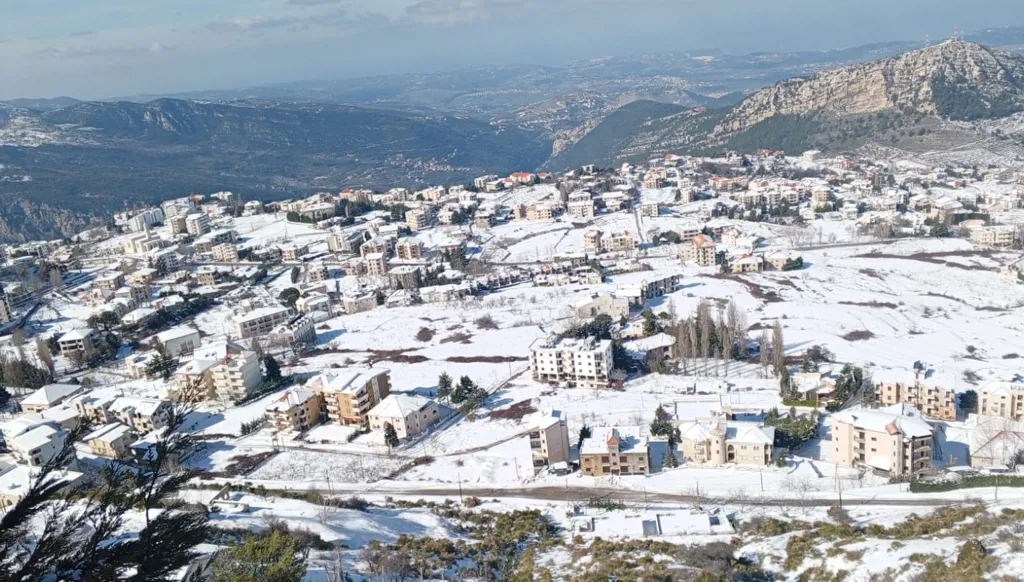 طبقات سميكة من الجليد تغطّي الجرود اللبنانية الشمالية... والحرارة غداً إلى انخفاض (صور - فيديو)