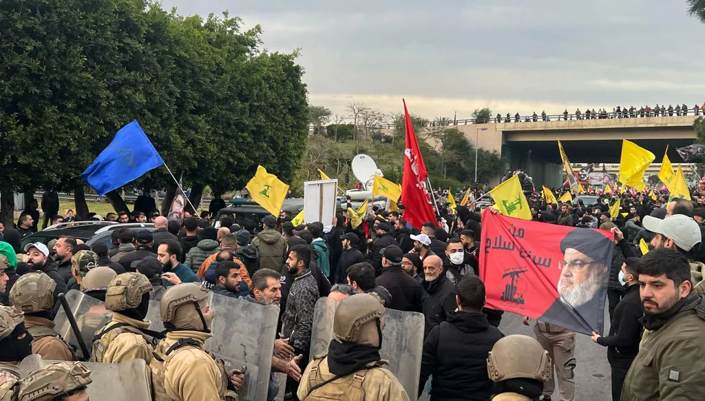 بالصور والفيديو- مناصرو "حزب الله" يقطعون طريق مطار بيروت بالاتجاهين وسط انتشار الجيش اللبناني