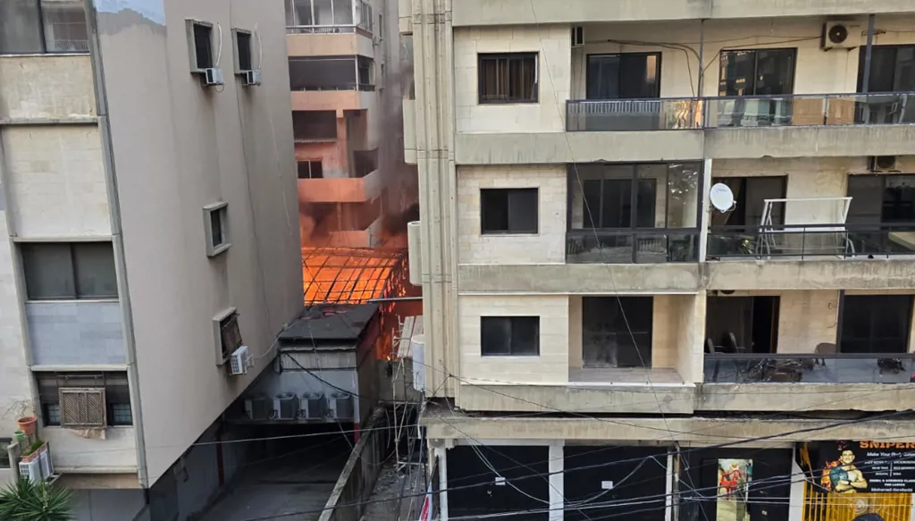 حريق ضخم في مولد كهربائي شمالي لبنان يثير الذعر بين السكان (فيديو)