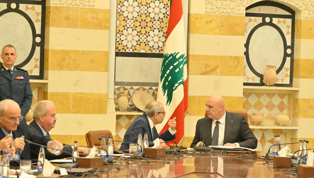 الحكومة اللبنانية تُقرّ البيان الوزاري: احتكار الدولة للسلاح وتنفيذ القرار 1701