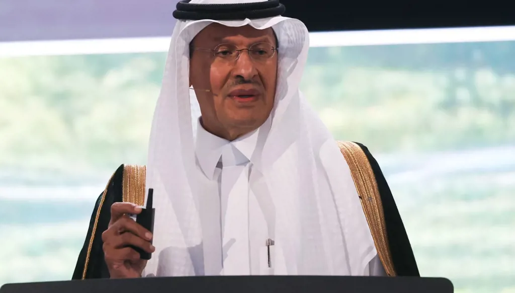 بالفيديو - وزير الطاقة السعودي يمازح الرئيس المصري ويستشهد بأغنية "تحفة"