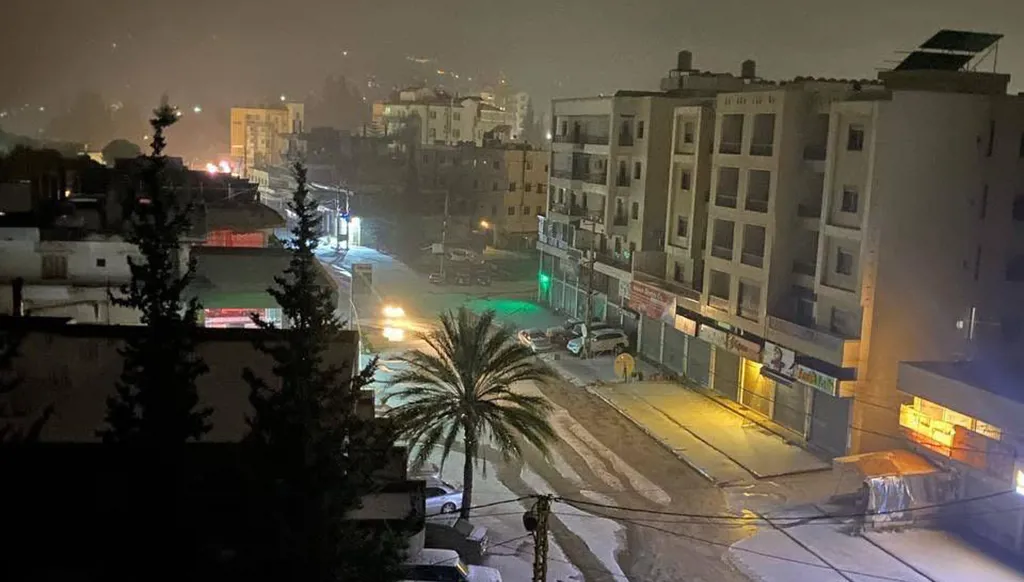 مع اشتداد المنخفض الجوي "آدم" في لبنان... طرقات سالكة وأخرى مغلقة بسبب الثلوج