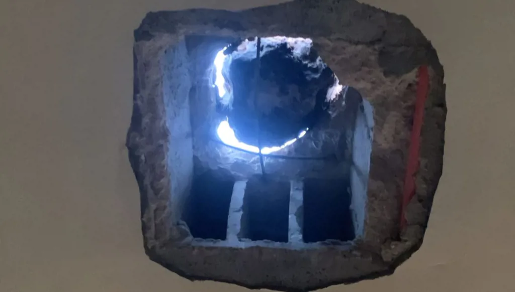 بالصور- أضرار القصف الإسرائيلي للمعبر الحدودي مع سوريا شمالي لبنان