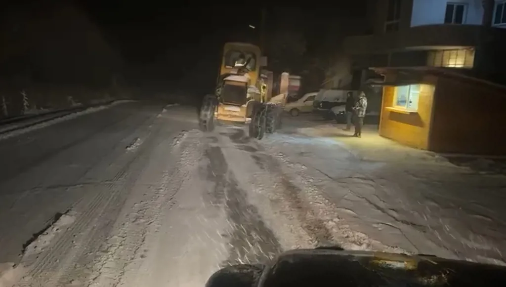 اجلاء حافلة ركاب قطعتها الثلوج على طريق عام جرد القيطع عكار شمالي لبنان (فيديو)