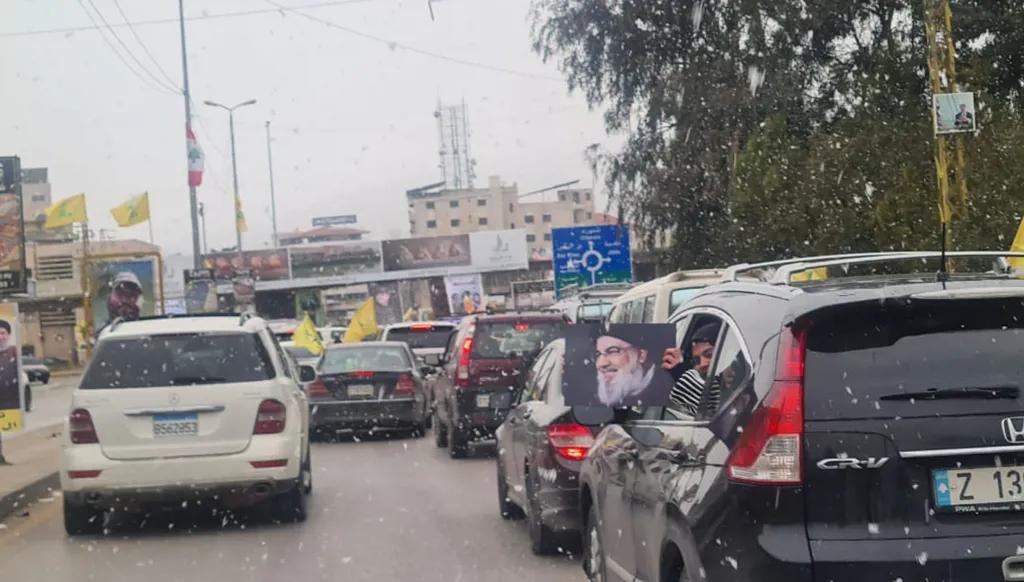 بالفيديو- أهالي بعلبك يتوافدون إلى بيروت برغم الثلوج للمشاركة بالتشييع... ووزارة الأشغال تؤمّن الطريق