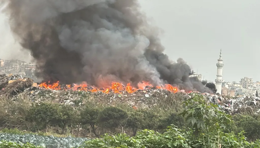 حريق ضخم بمكب للنفايات في طرابلس شمالي لبنان يخنق المدينة (صور وفيديو)