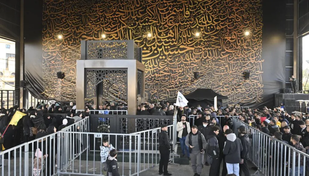 "تردّد قبل دخول الخيمة"... تقرير عبري: إسرائيلي يزور ضريح نصرالله ويطلب صورة مع جريح "بيجر"!