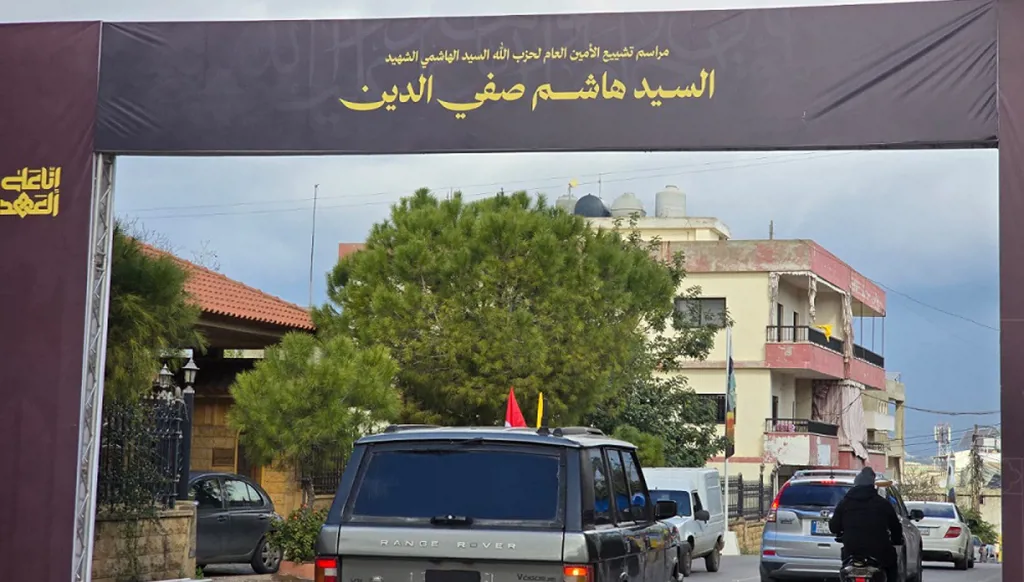 بالصور- بلدة دير قانون النهر قضاء صور تستعدّ لتشييع صفي الدين وسط إجراءات أمنية