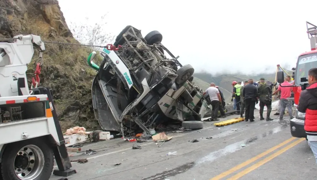 مصرع تسعة جنود إثر سقوط شاحنتهم في واد يزيد عمقه عن 100 متر