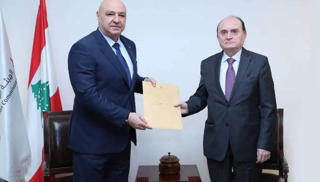 عون زار مقر الهيئة الوطنية لمكافحة الفساد وسلّم رئيس الهيئة تصريح الذمة المالية